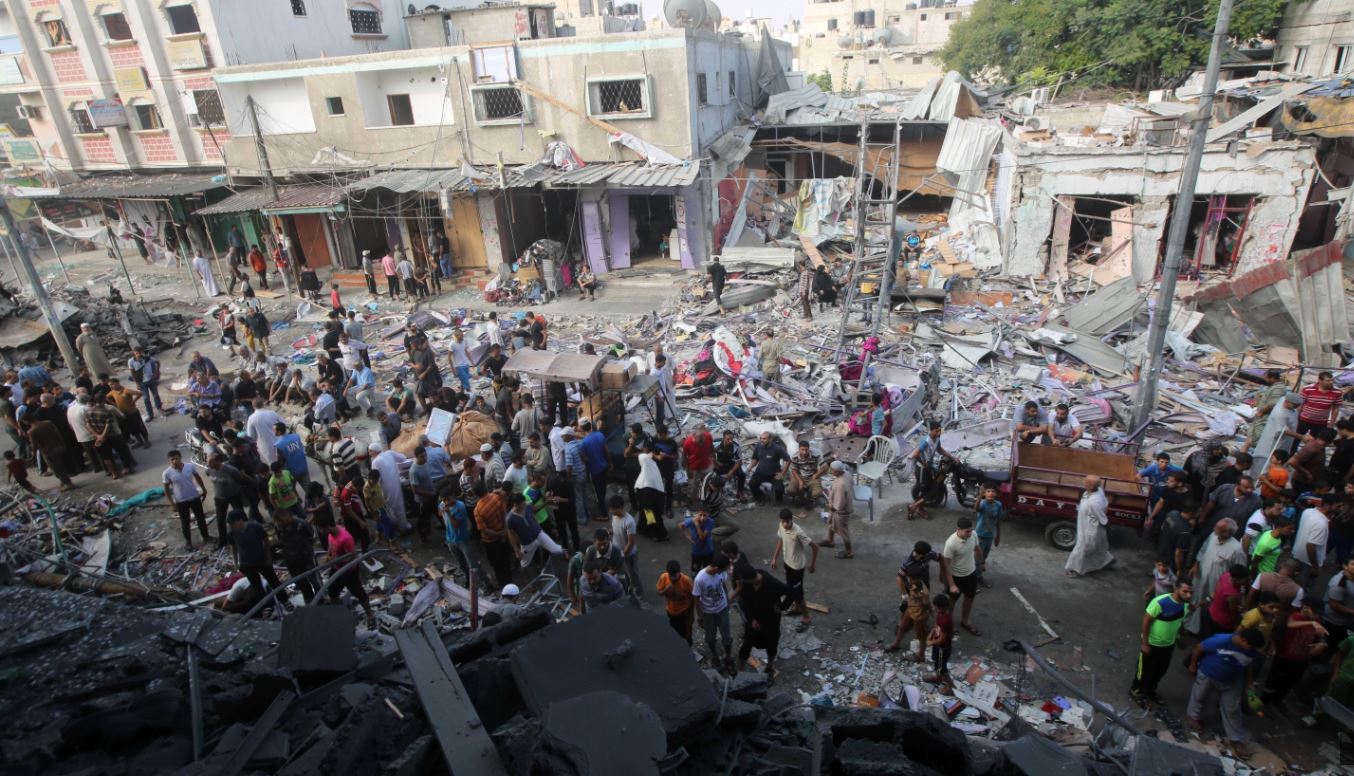 Des Palestinians rassemblés dans la rue après le bombardement d'un centre commercial de Rafah en août 2014