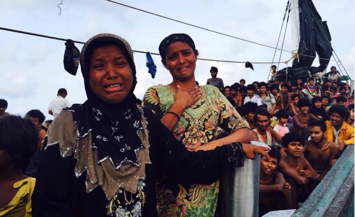 Un bateau surchargé avec 350 personnes, dont des enfants, en provenance du Myanmar ou du Bangladesh... errait entre les côtes de Thaïlande et de Malaisie depuis plus de deux mois. Les passagers manquaient d'eau et de nourriture.